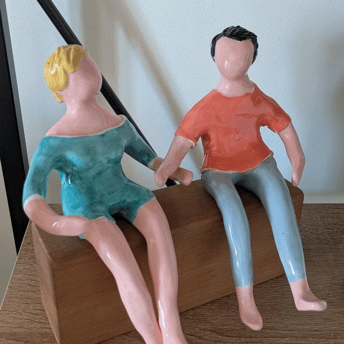 Statuettes en couleurs et livres – Image 3