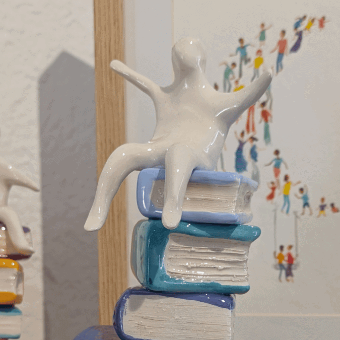 Statuettes en couleurs et livres – Image 8