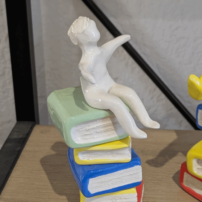 Statuettes en couleurs et livres – Image 9