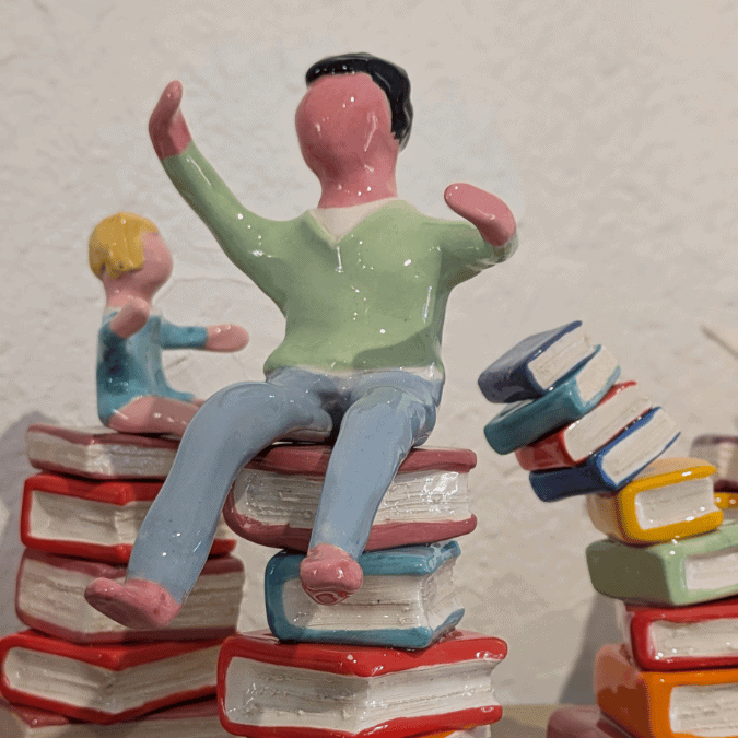 Statuettes en couleurs et livres – Image 4