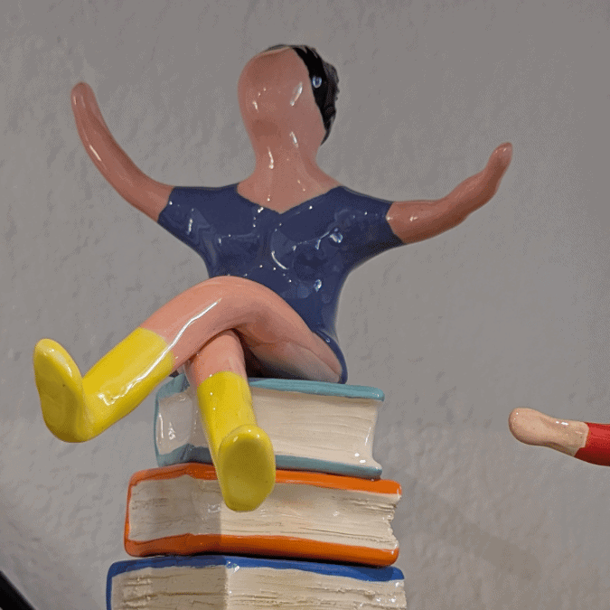 Statuettes en couleurs et livres – Image 6