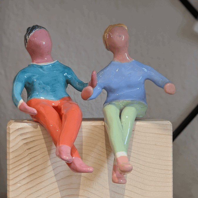 Statuettes en couleurs et livres – Image 2