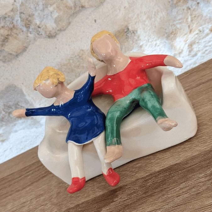 Statuettes en couleurs et livres – Image 14