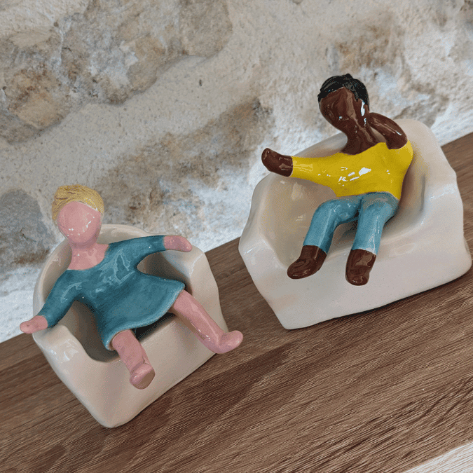 Statuettes en couleurs et livres – Image 15