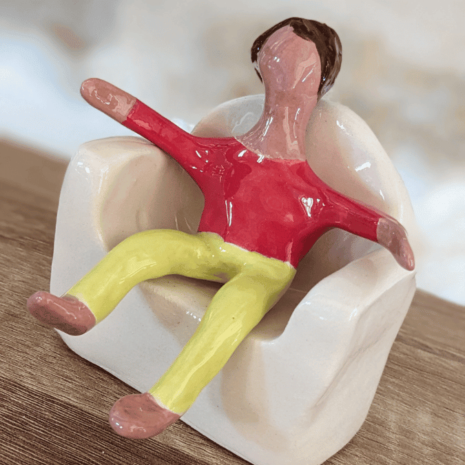 Statuettes en couleurs et livres – Image 13