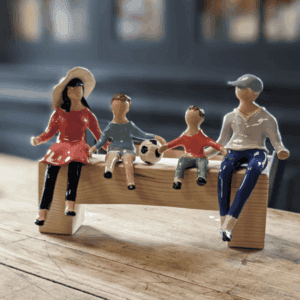 Statuettes en couleurs et livres