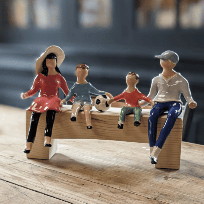 Statuettes en couleurs et livres