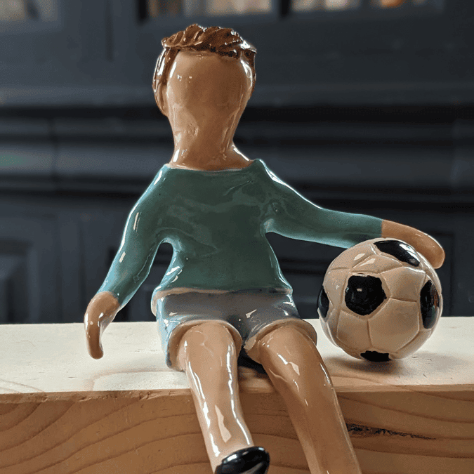 Statuettes en couleurs et livres – Image 12